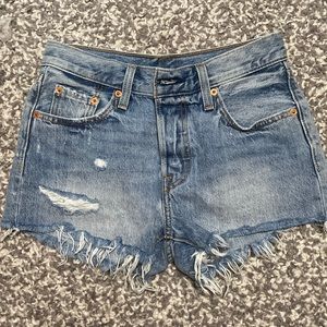 ⭐️⭐️501 Levi’s cut offs